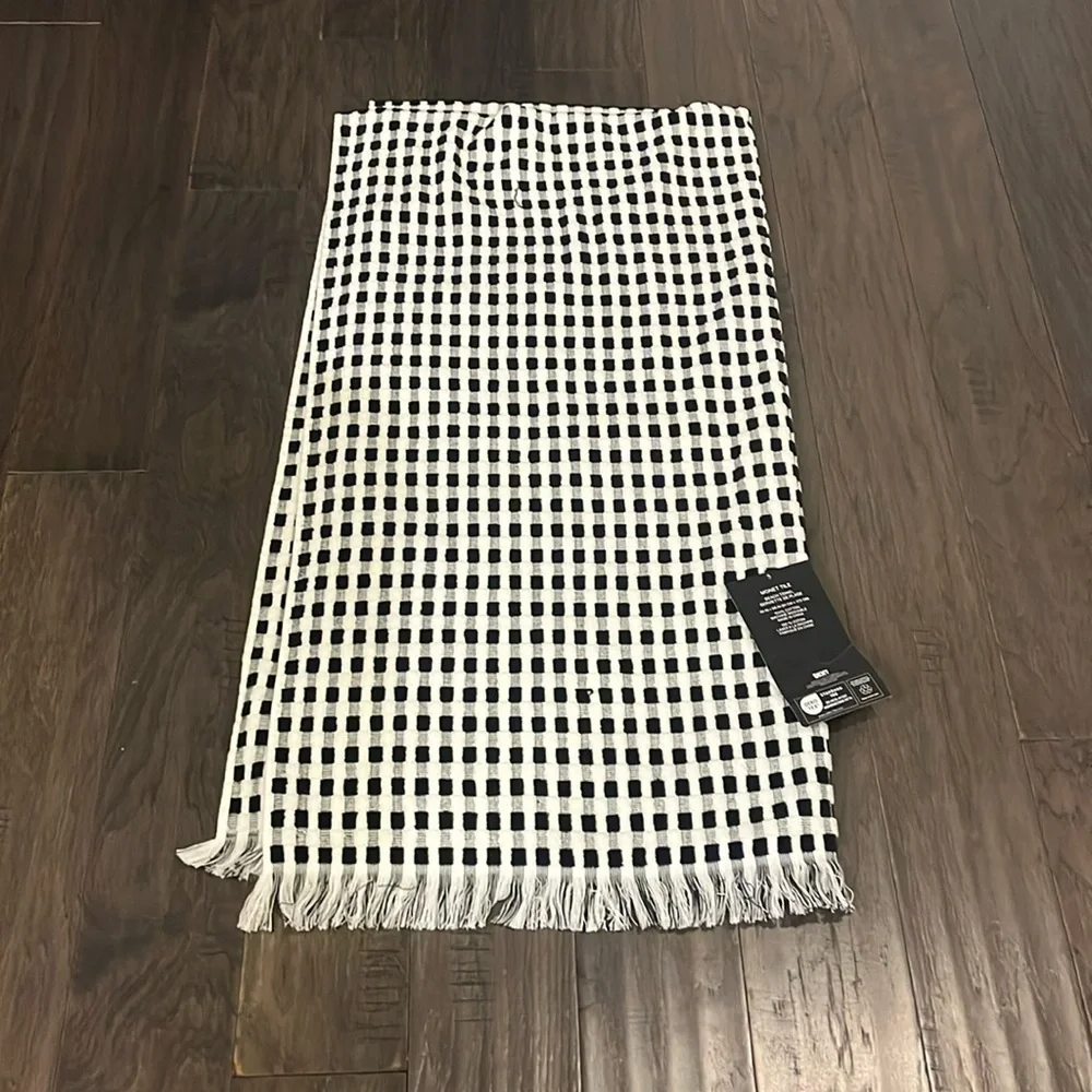 DKNY Monet Oversized Beach Towel Black and White new 36”x68”